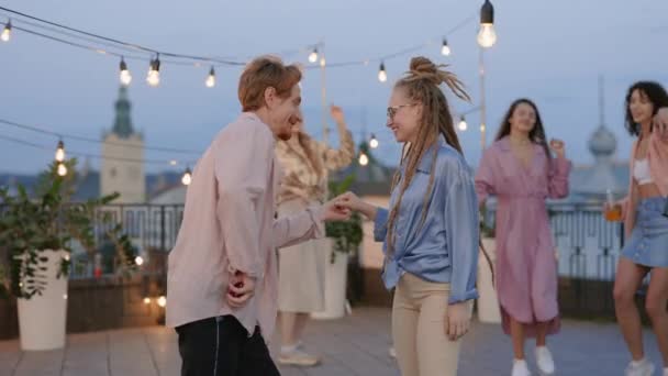 Redhead man proposing girlfriend during rooftop party — Stock Video