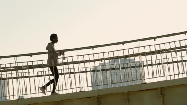 Afro-americana em activewear água potável durante a corrida — Vídeo de Stock