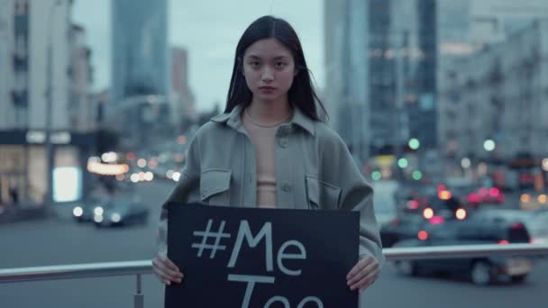Asiatico donna mantenere in mani cartone con hashtag me troppo — Video Stock