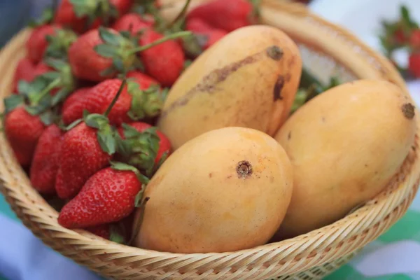 草莓和成熟的芒果 — 图库照片