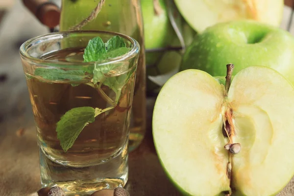Яблочный гран с соками — стоковое фото