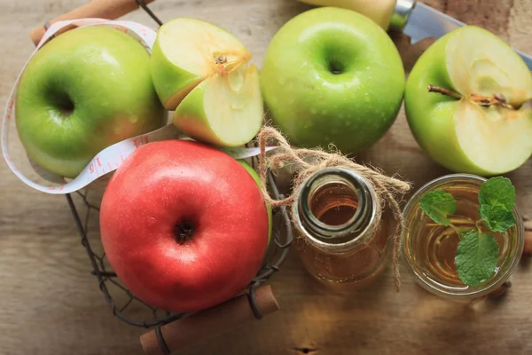 Apple grren with juices — Stock Photo, Image