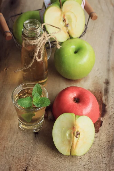Apel grren dengan jus — Stok Foto