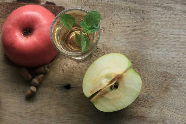 Grenê de maçã com sucos — Fotografia de Stock