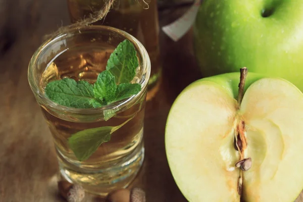 Apel grren dengan jus — Stok Foto