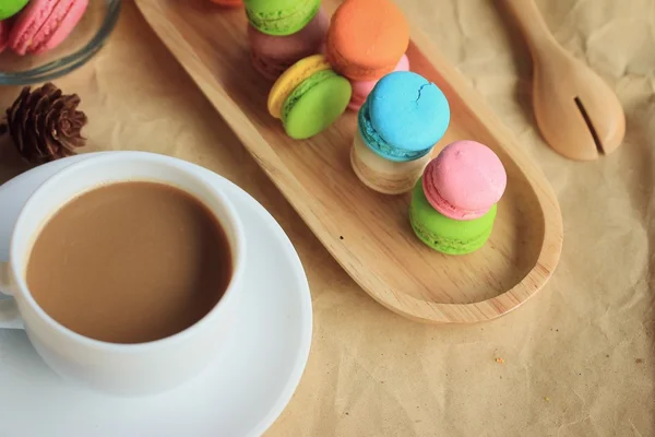 Macaroons ve sıcak kahve — Stok fotoğraf