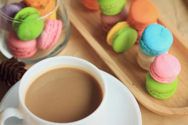 Makronen und heißer Kaffee — Stockfoto