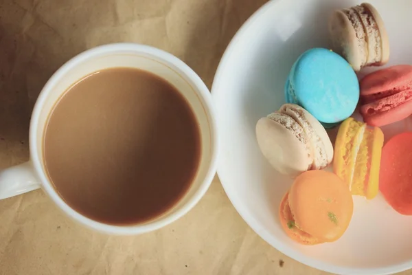 Makronen und heißer Kaffee — Stockfoto