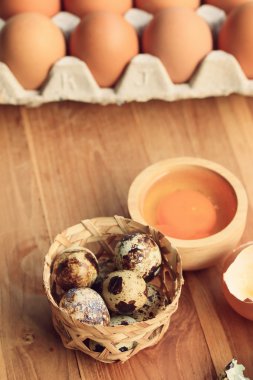 Bıldırcın yumurta ve yumurta sarısı