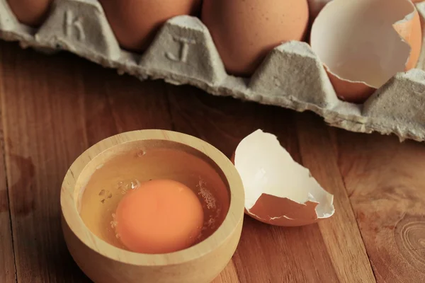 Яйцо из свежих желтков — стоковое фото