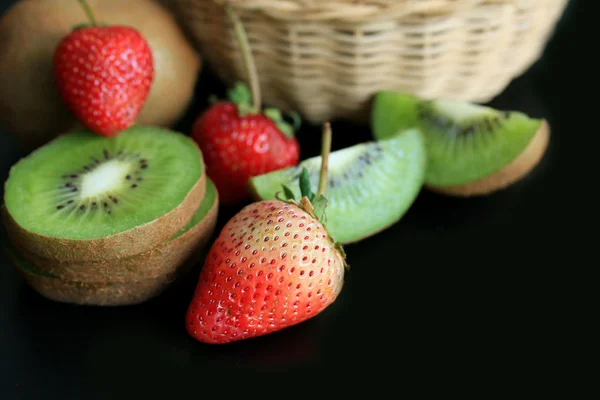 Kiwi fresco con fresa — Foto de Stock