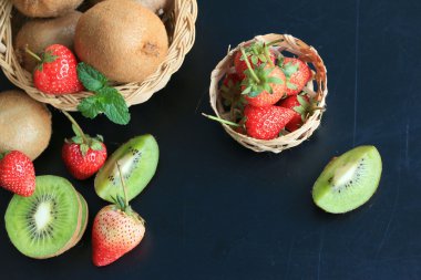 çilek ile taze kivi