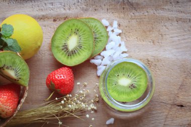 suyu kivi çilek ile