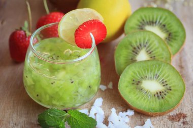 suyu kivi çilek ile