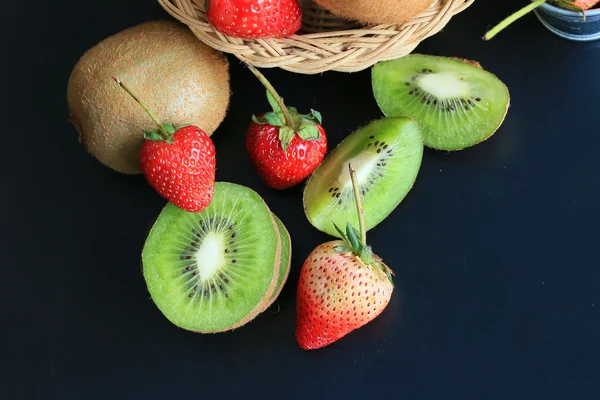 Kiwi fresco con fresa — Foto de Stock