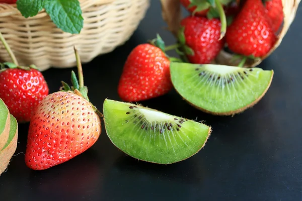 Kiwi fresco con fresa — Foto de Stock