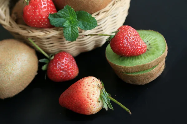 Frische Kiwi mit Erdbeere — Stockfoto