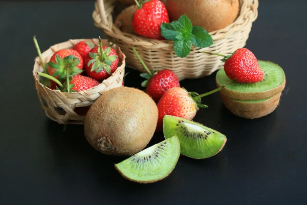 Kiwi fresco con fresa — Foto de Stock