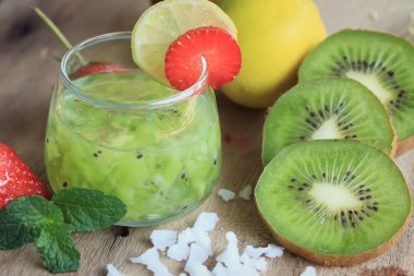 suyu kivi çilek ile