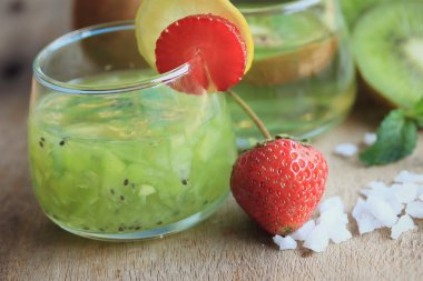 suyu kivi çilek ile