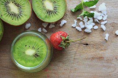 suyu kivi çilek ile