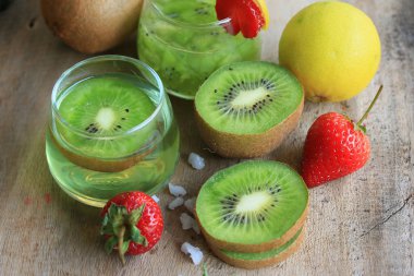 suyu kivi çilek ile