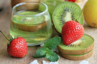 suyu kivi çilek ile