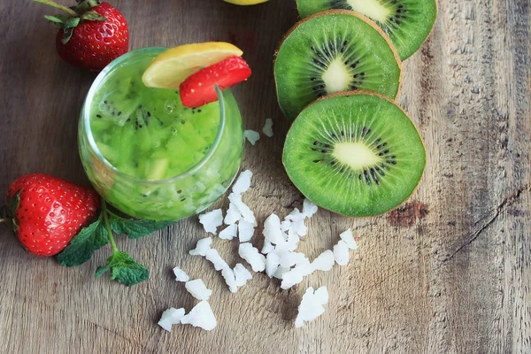 Kiwis de suco com morango — Fotografia de Stock