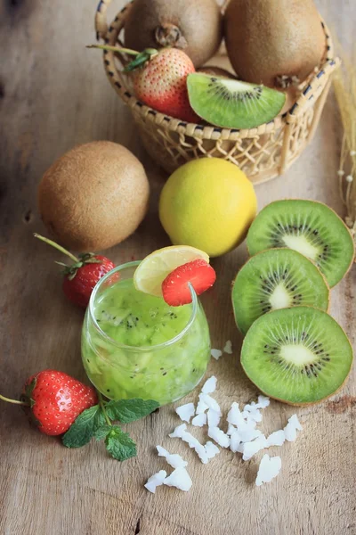 Kiwis de jugo con fresa — Foto de Stock