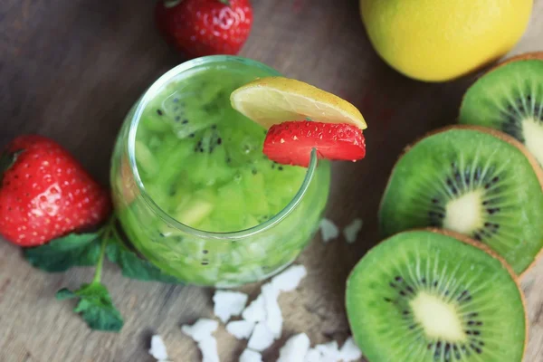 Kiwi au jus avec fraise — Photo