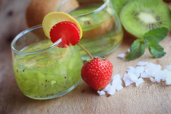 Kiwi au jus avec fraise — Photo