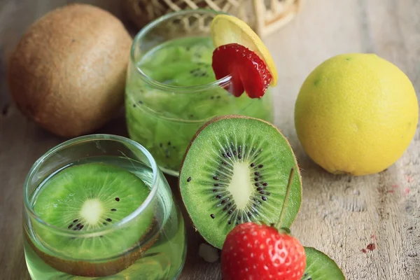 SAP Kiwi met aardbei — Stockfoto