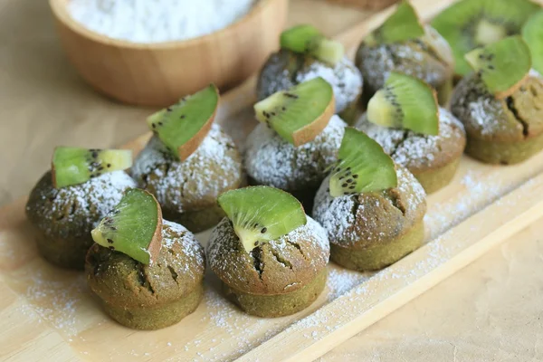 Muffins tårtor med kiwi — Stockfoto