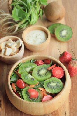 karışımı salata taze kivi