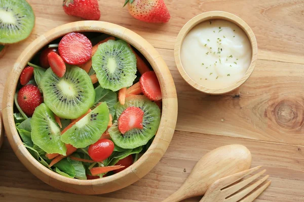 Mix salad fresh kiwifruit — Stock Photo, Image