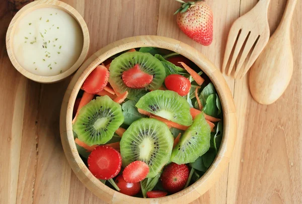 Salat mit frischen Kiwifrüchten mischen — Stockfoto