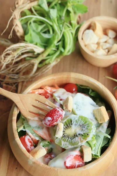 Salat mit frischen Kiwifrüchten mischen — Stockfoto