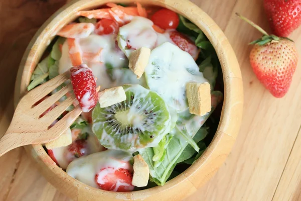 Salat mit frischen Kiwifrüchten mischen — Stockfoto