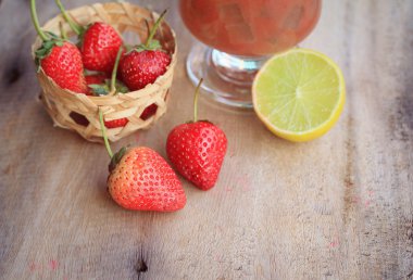 taze çilek suyu ile