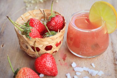 taze çilek suyu ile