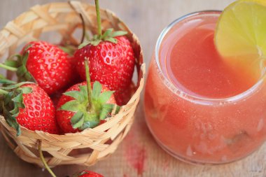 taze çilek suyu ile