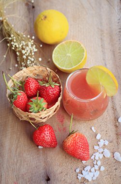 taze çilek suyu ile