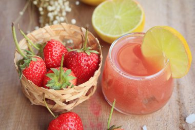 taze çilek suyu ile