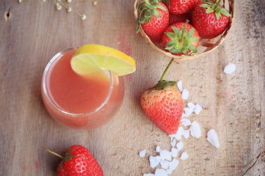 taze çilek suyu ile