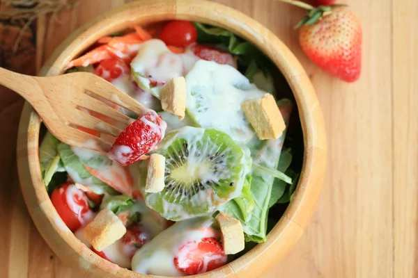 Salat mit frischen Kiwifrüchten mischen — Stockfoto
