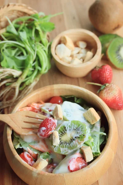 Salat mit frischen Kiwifrüchten mischen — Stockfoto