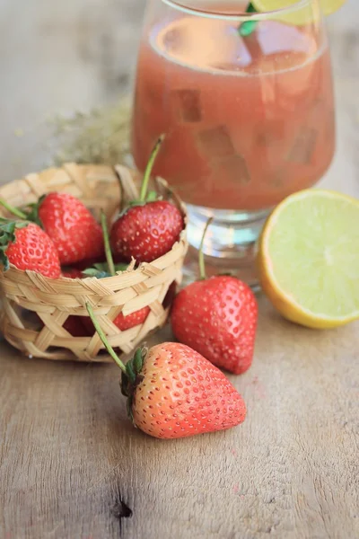 Morango fresco com suco — Fotografia de Stock