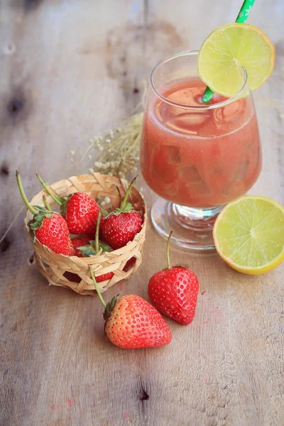 Fragola fresca con succo — Foto Stock