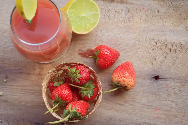 Fresa fresca con jugo —  Fotos de Stock