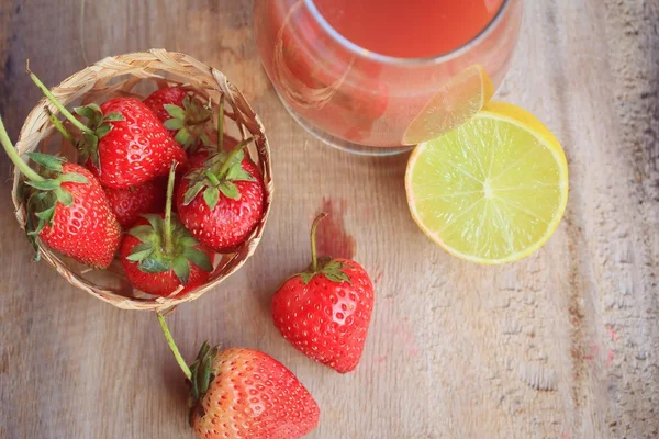 taze çilek suyu ile